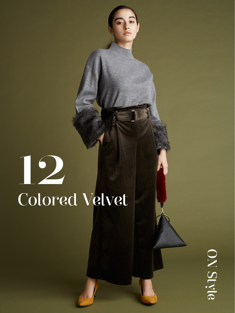 トップス￥2,490 パンツ¥1,990 パンプス￥1,990 バッグ￥790