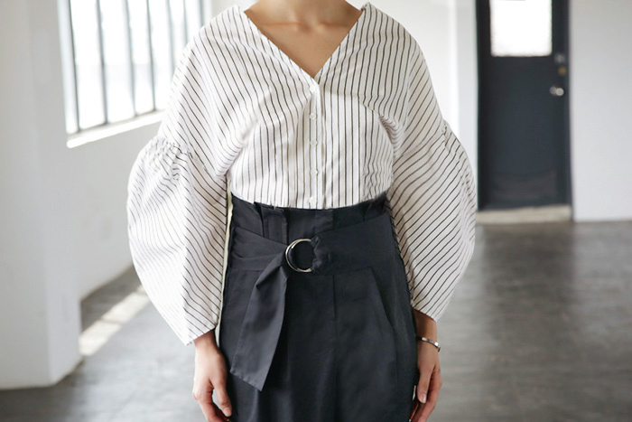 ⑦膨らみスリーブストライプ柄ブラウス