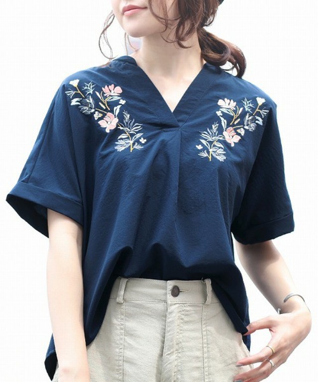 花柄刺繍スキッパーVネックとろみブラウス