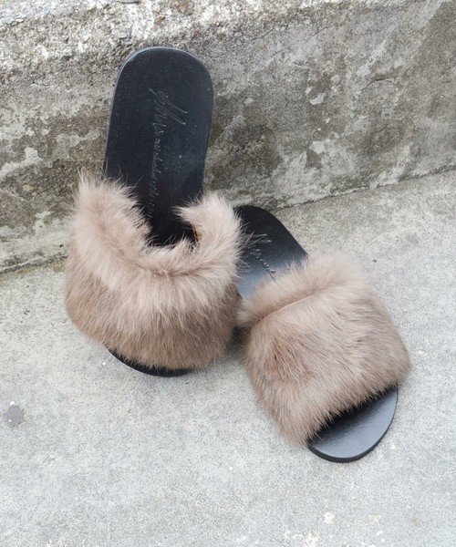 Khajuラビットファーフラットサンダル