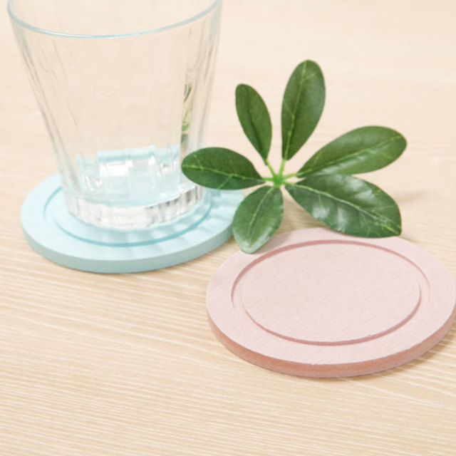 水を吸い取る珪藻土コースター