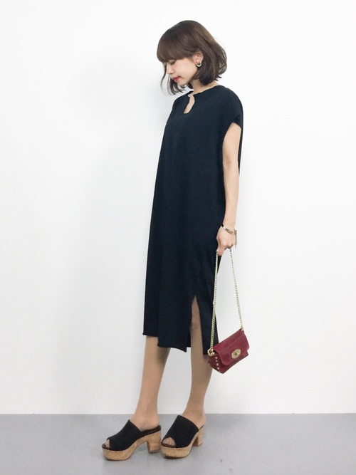 ネックカットサイドスリットワンピース