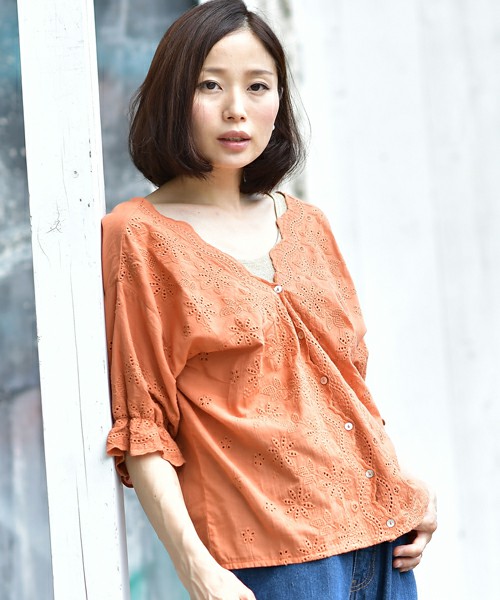 衿スカラップ刺繍Ｖネック前開き半袖ブラウス