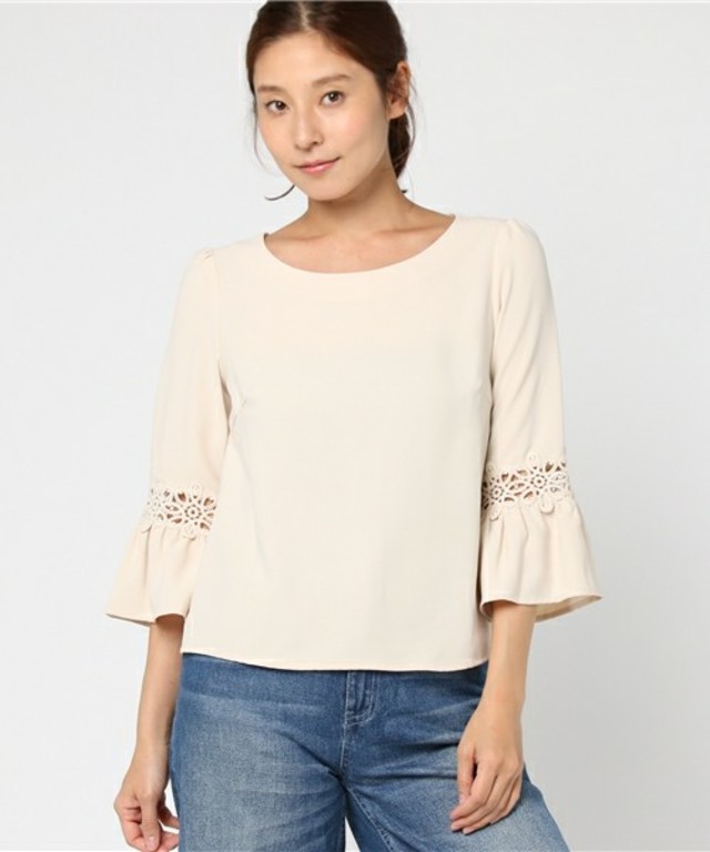 フレアスリーブレース使いブラウス