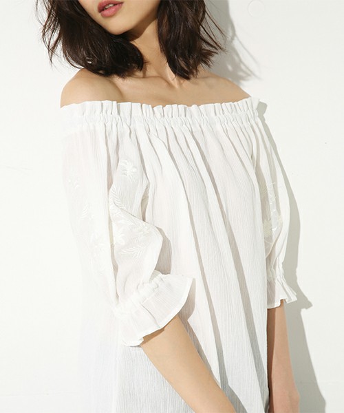 袖花柄刺繍オフショルブラウス