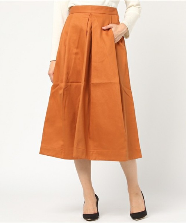 タック入りミモレ丈スカート