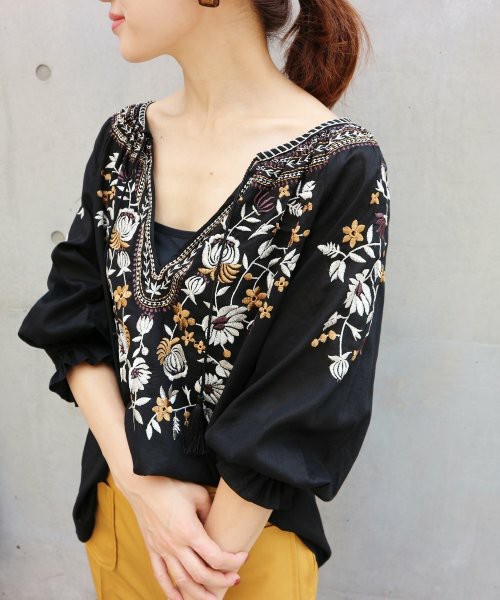 エンブロイダリーブラウス