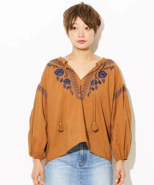 フラワー刺繍ブラウス