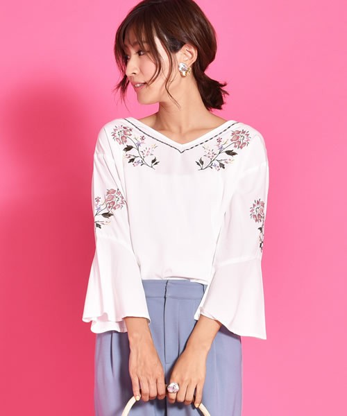 刺繍袖ボリュームブラウス