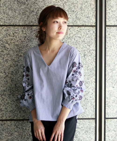 刺繍スリーブシャーリングブラウス