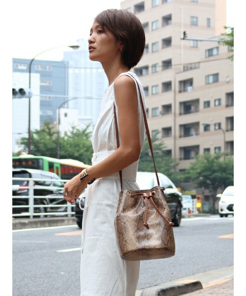 フェイクレザーショルダーバック