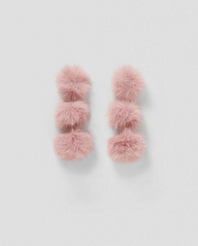 ポンポン付きロングピアス