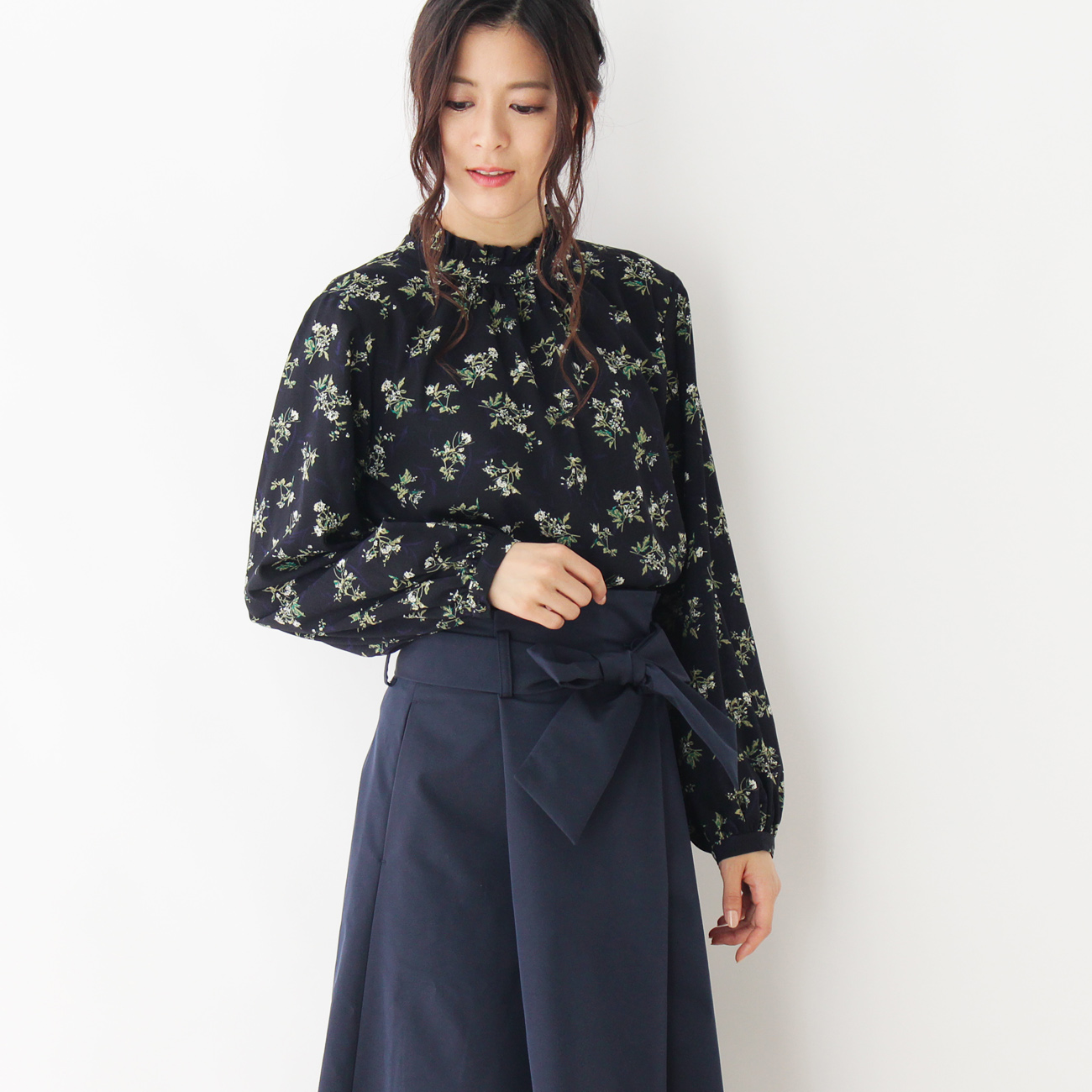 【洗える】フリルハイネックブラウス