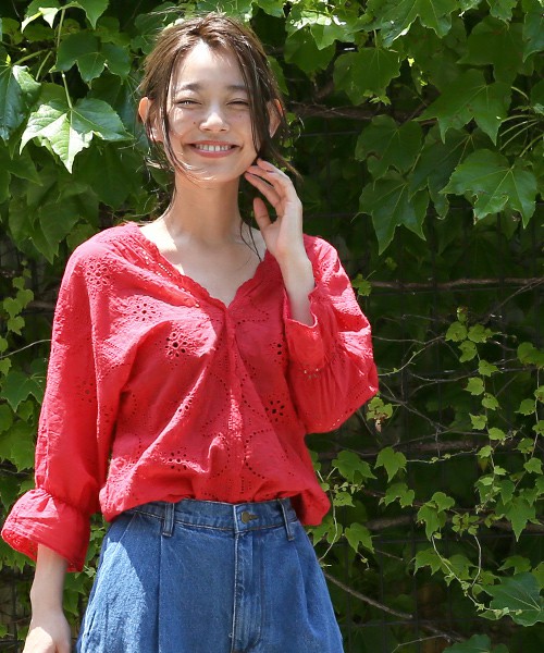 Ｖネックスカラップカットワークブラウス