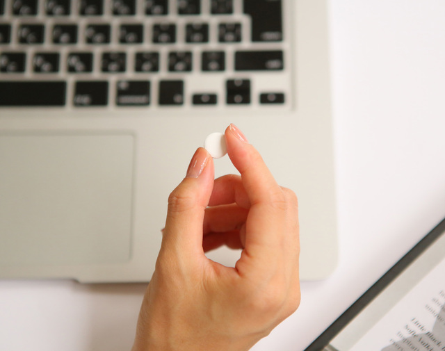 成人（15才以上）、１回1錠、１日２回まで。服用間隔は６時間以上おいてください。