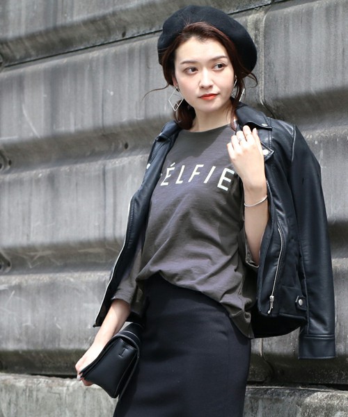 ゆったりストレスフリーの着心地ロゴＴシャツ ”CELFIE”