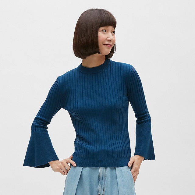 フレアスリーブタイトセーター（７分袖）