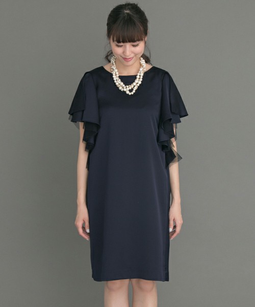 バックデザインフリルドレス