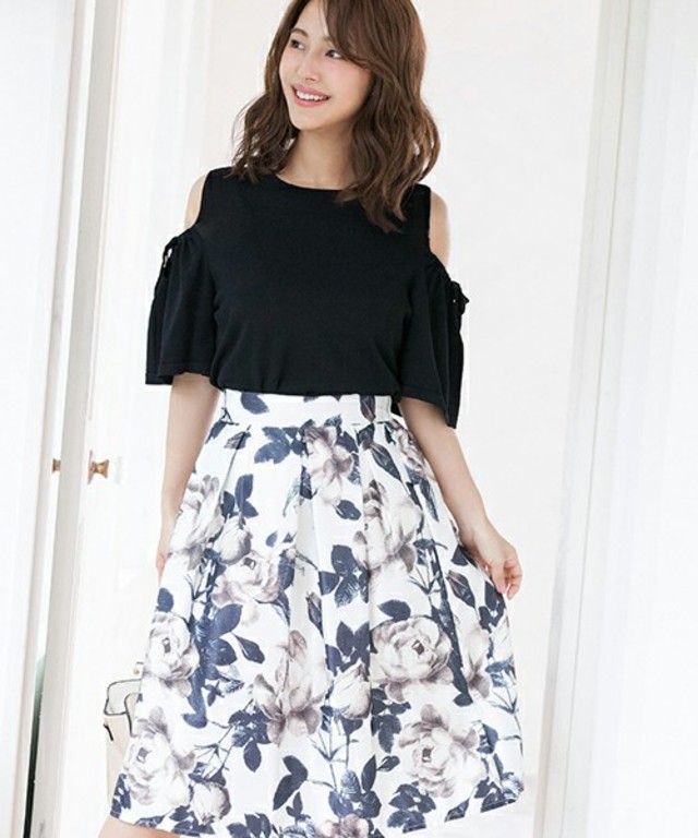 フラワーモチーフタックフレアスカート