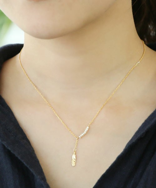 フェザーと淡水パールのY字ネックレス