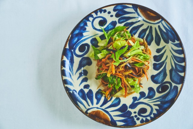 ごま油と醤油の香り+セロリの風味がアクセントになった、和献立の箸休めにぴったりの副菜。サラダゴボウや茄子、セロリなど食感の違う野菜をミックスしたのもポイント。