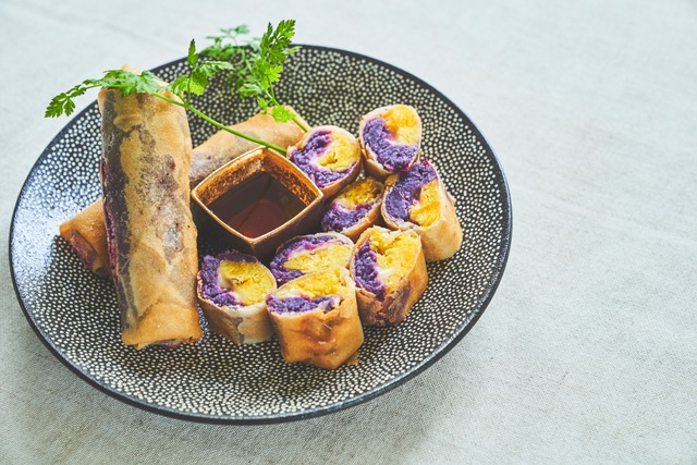 ２色のサツマイモを詰めた、春巻きスイーツ。サクっとした薄い皮が、パイとも違う新食感。断面が見えるように切って盛りつけたら一気に華やかに。メープルシロップをつけて召し上がれ♡