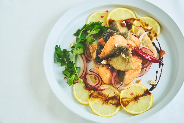 揚げたサーモンがさっぱりとした南蛮漬けに♡白ワインビネガーと米酢を混ぜているので酸味がまろやか。ごはんにもパンにも合います。