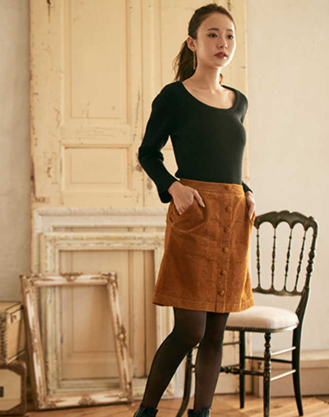 センターボタンボックススカート