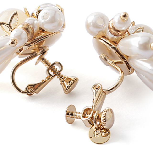 ドロップパールと大粒ビジューのイヤリング