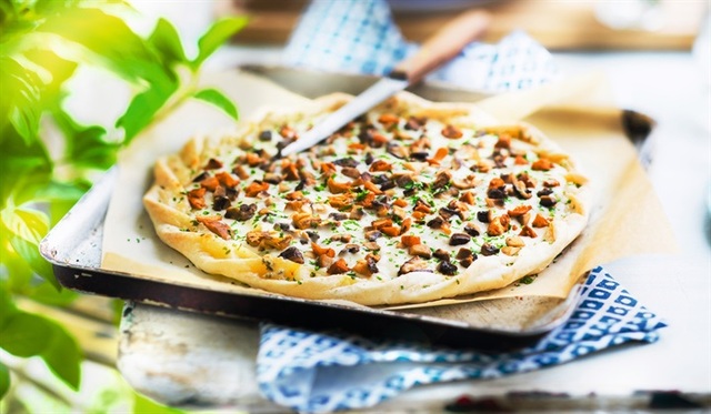 キノコとゴルゴンゾーラチーズの薄生地タルト