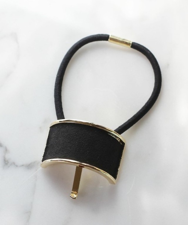 ふち取りゴールドのスエード調ポニーフック