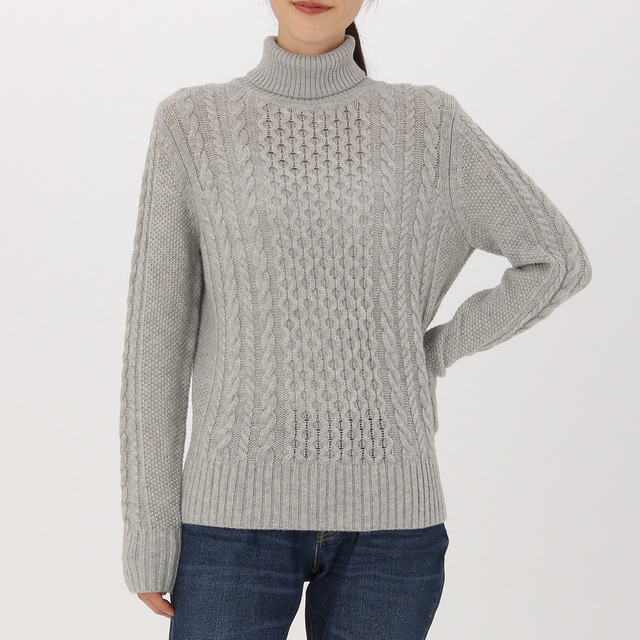 首のチクチクをおさえた・アラン柄タートルネックセーター