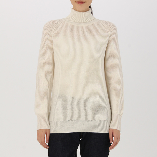 首のチクチクをおさえた・畦編みタートルネックセーター