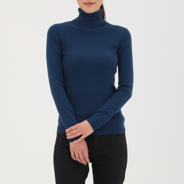 首のチクチクをおさえた洗えるタートルネックセーター