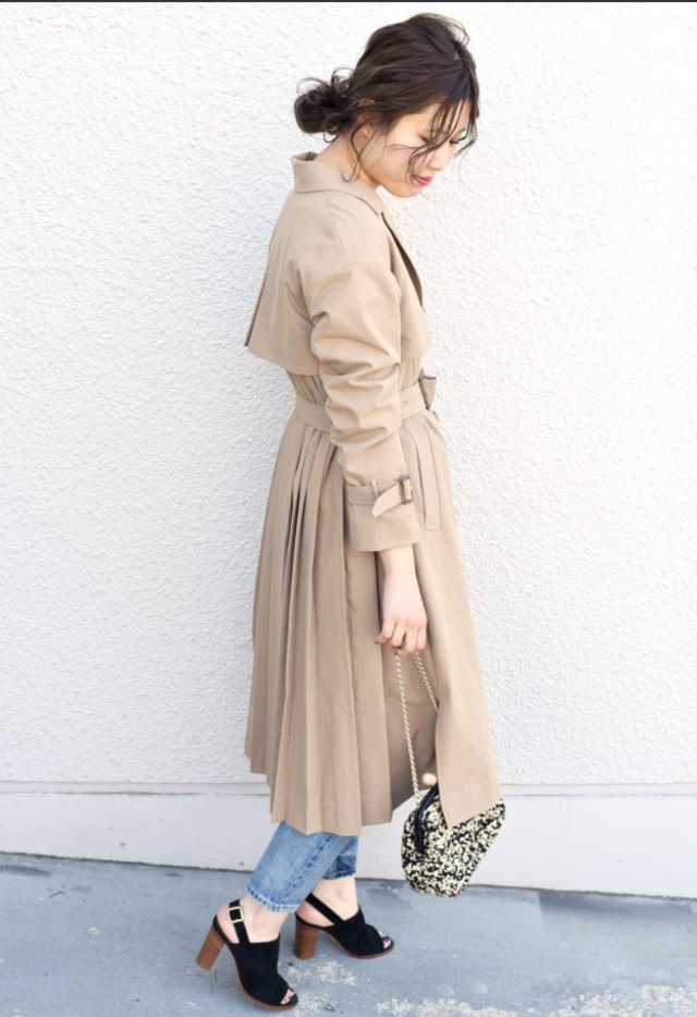 バックプリーツトレンチコート