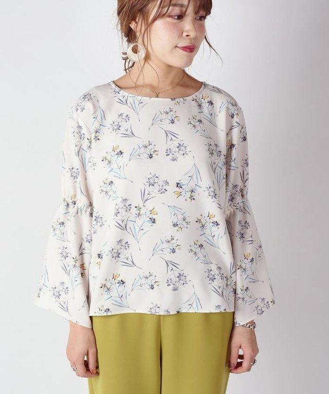フレアスリーブプリントブラウス