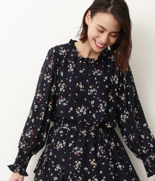 フラワーシャーリングブラウス