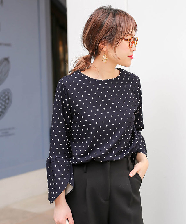 チューリップスリーブバックジップアップ付き長袖ドットブラウス