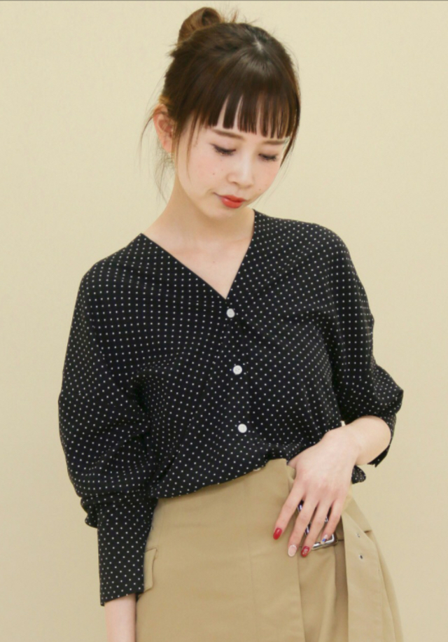 ドットプリントVネックブラウス