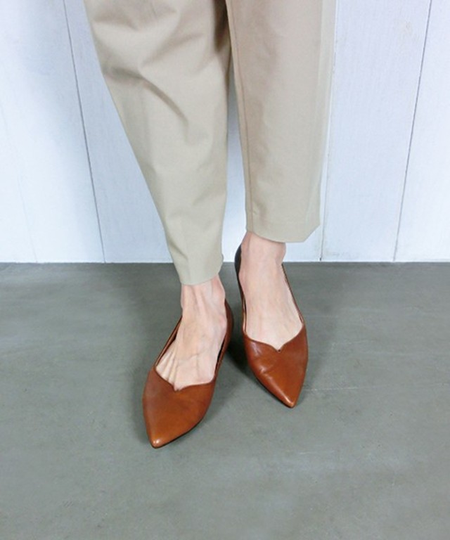 本革Ｖカットフラットシューズ