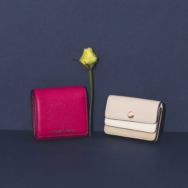 右から15,120円、12,960円（カードケース）／マイケル マイケル・コース（お問い合わせ先 マイケル・コース カスタマーサービス 03-5772-4611）