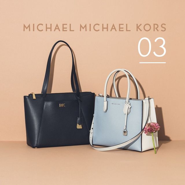 バッグ 左50,760円、右58,320円／マイケル マイケル・コース