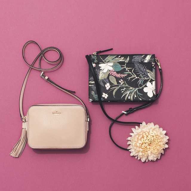 バッグ 左42,120円、右32,400円／ケイト・スペード ニューヨーク（お問い合わせ先 ケイト・スペード ジャパン 050-5578-9152）