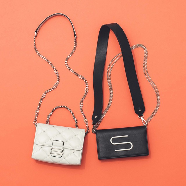 バッグ 左34,560円 右30,240円／サマンサタバサ（お問い合わせ先 サマンサタバサジャパンリミテッド0120-86-3035）