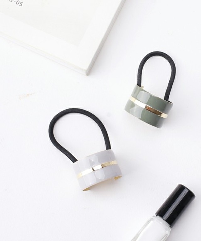 レトロカラーのゴールドラインヘアゴム