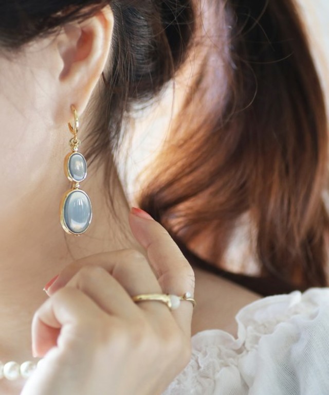 オーバルシアーボタンが揺らめくイヤリング