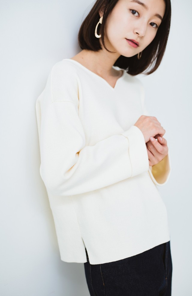 さりげなくかわいくしたい日のハートネックニット