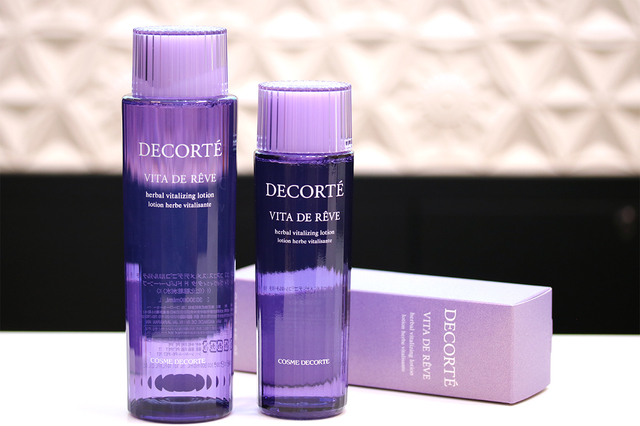 「コスメデコルテ」ヴィタ ドレーブ (左から300ｍL、150mL)税込8,100円、税込4,860円