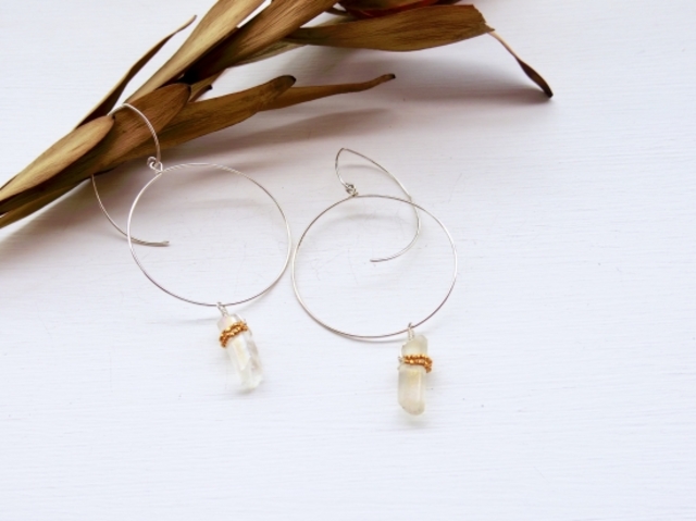 クリスタル原石×18kビーズ ラウンドピアス