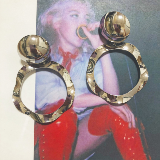 うねうねサークルピアス